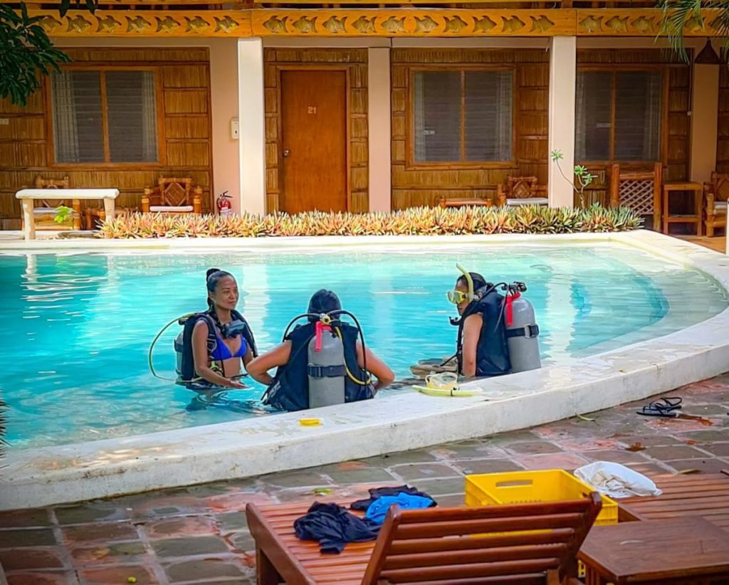 El Galleon Poolside Rooms